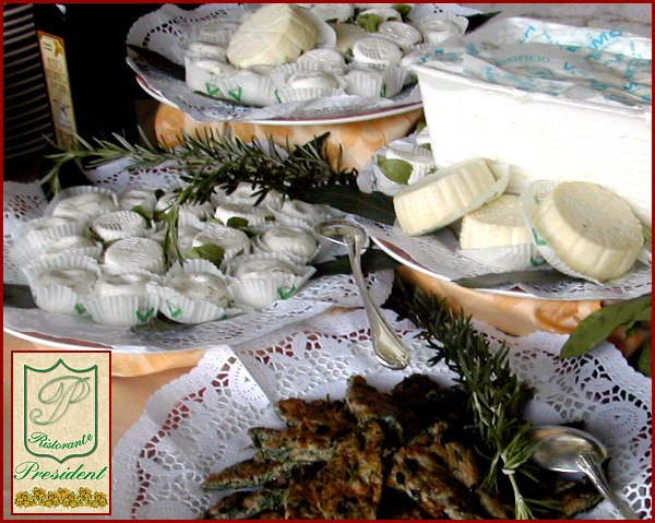 Morek, Caseus, Caprinus et Patina Urticarum (formaggio all'aglio, ricotta, formaggio caprino e tortini alle erbe)